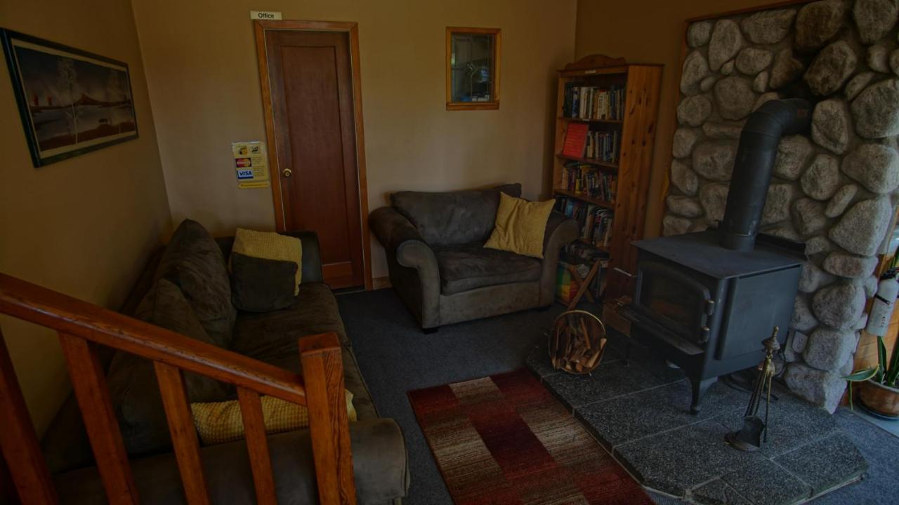 Up The Creek Backpacker'S Lodge Roberts Creek Eksteriør bilde